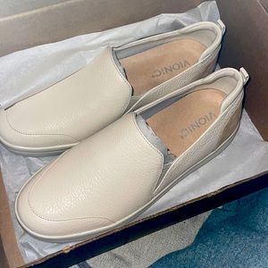Vionic Penelope slip on sneaker womens size 9